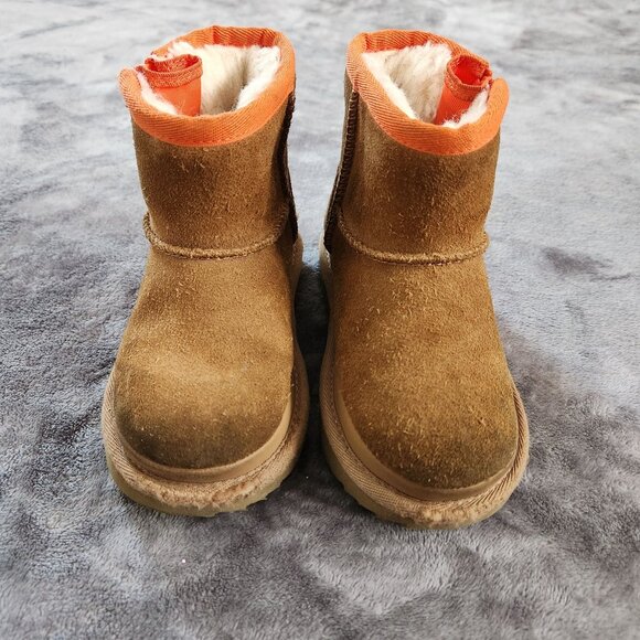 Ugg Winter Boots for a kids size 10 - Picture 1 of 9